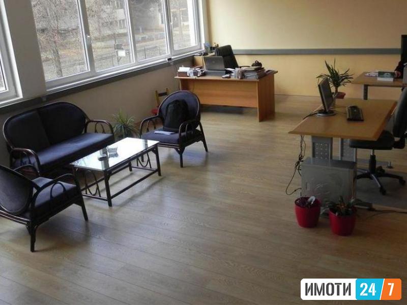 Се продава деловен простор канцеларии и магацини 155м2