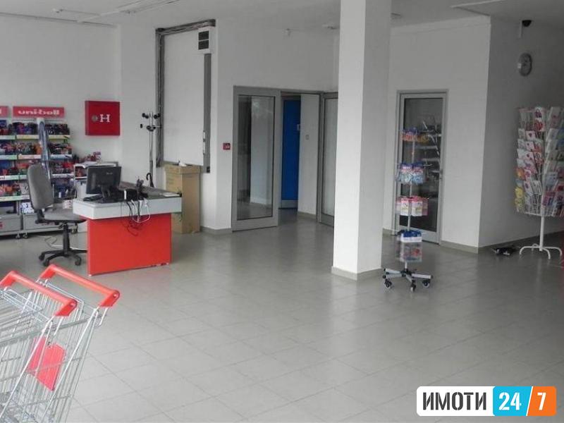 Се продава деловен простор канцеларии и магацини 155м2