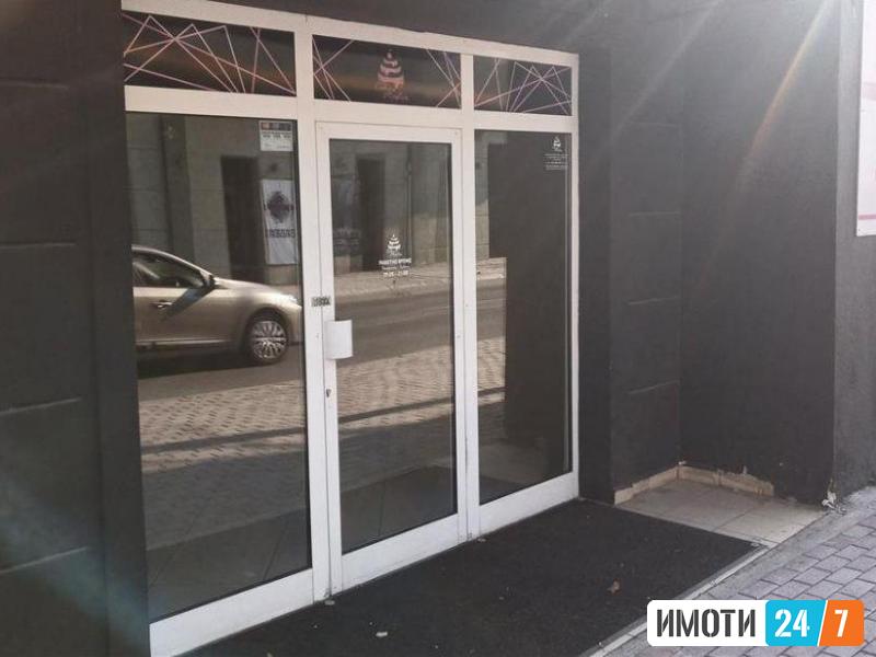 Се издава деловен простор 45м2Центар