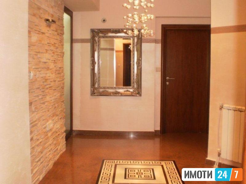 Се изнајмува деловен простор 140м2канцеларии -Центар