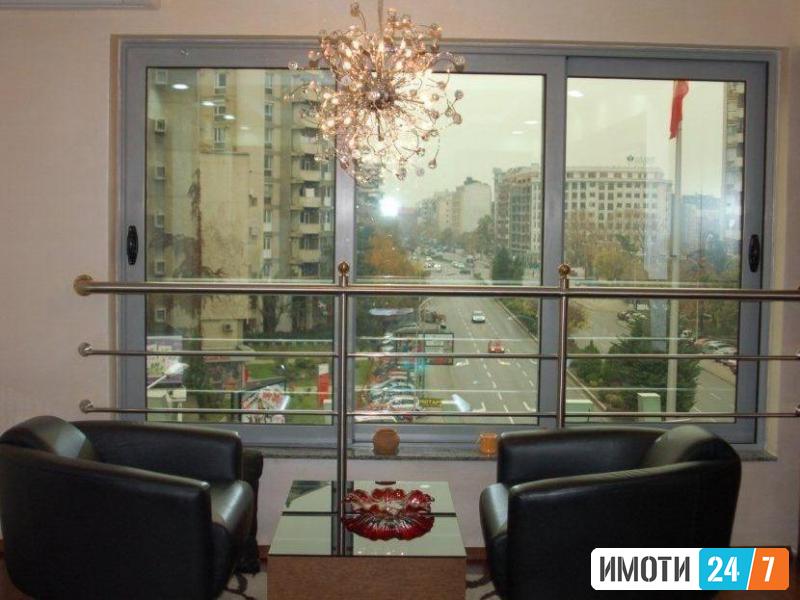 Се изнајмува деловен простор 140м2канцеларии -Центар