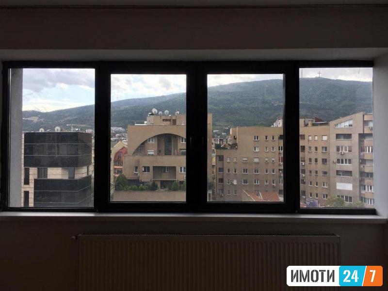 Се издава трособен празен станЦентар