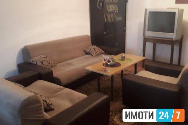 Се издава кат од куќа 90м2Дебар Маало
