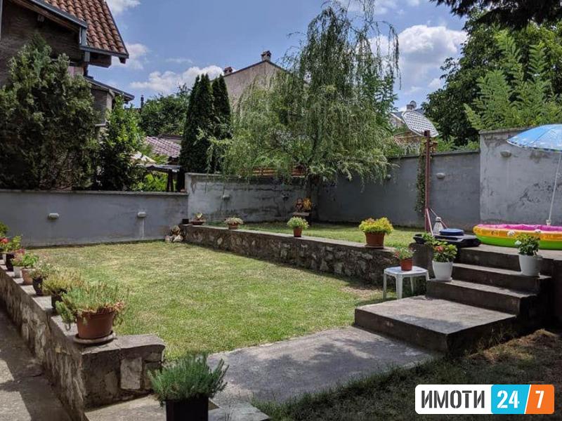 Се продава двосемејна куќа 255м2Козле