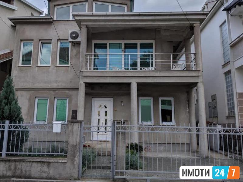 Се продава двосемејна куќа 255м2Козле