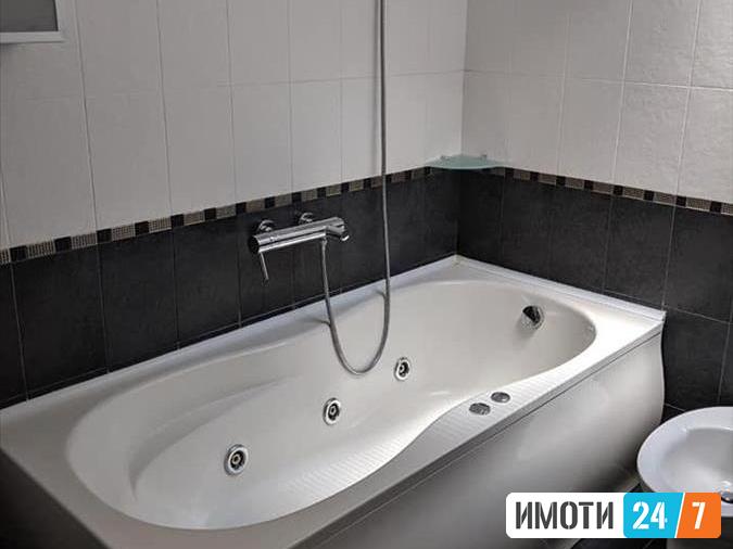 Се продава двосемејна куќа 255м2Козле