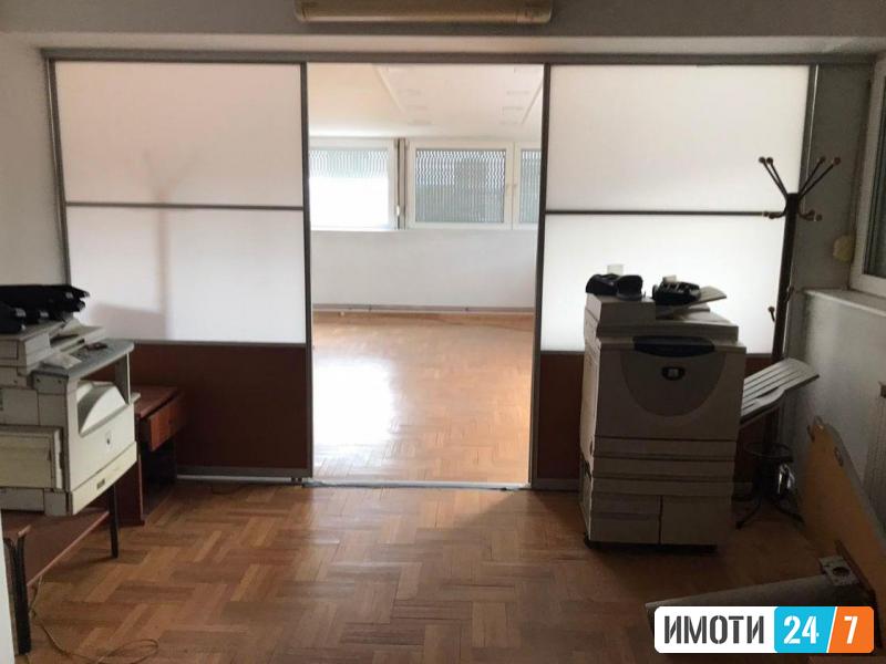 Се продава трособен стан 96м2Порта Влаеможе и за деловен