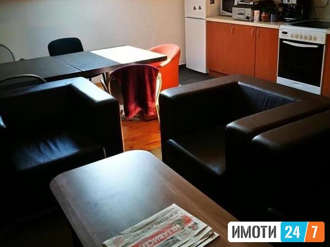 Се продава деловен простор 412m2 канцеларии и магацин