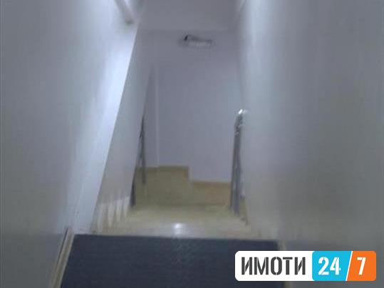 Се продава деловен простор 412m2 канцеларии и магацин