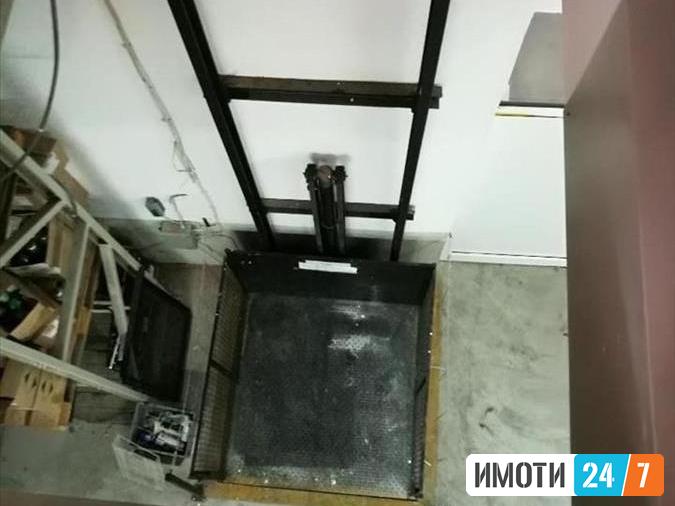 Се продава деловен простор 412m2 канцеларии и магацин