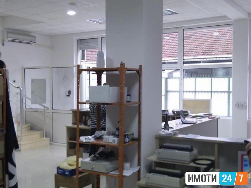 Се продава деловен простор 412m2 канцеларии и магацин