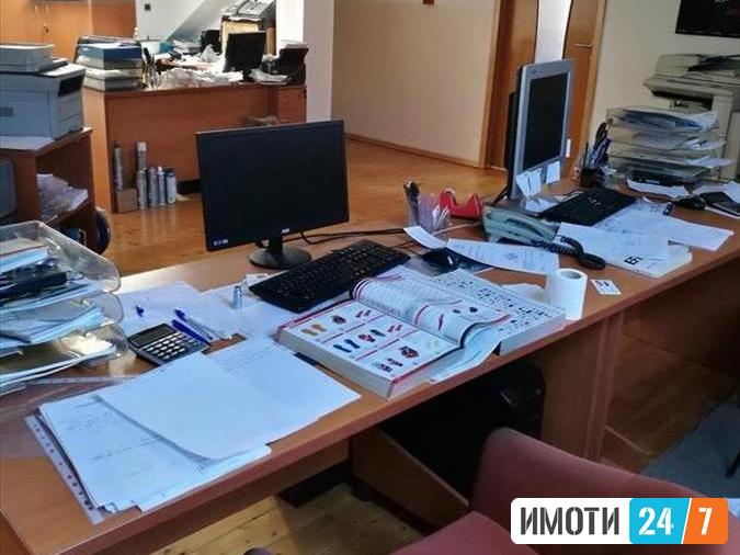 Се продава деловен простор 412m2 канцеларии и магацин