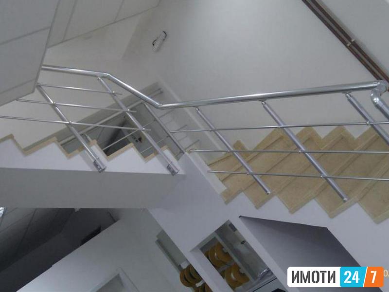 Се продава деловен простор 412m2 канцеларии и магацин