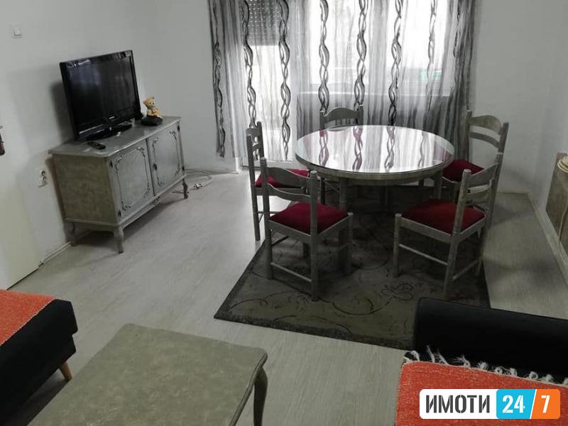 Се издава трособен стан 65м2до Универзална