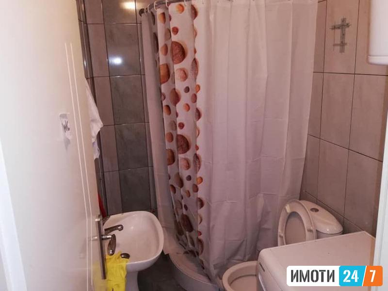 Се издава трособен стан 65м2до Универзална