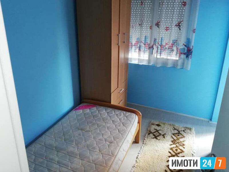 Се издава трособен стан 65м2до Универзална