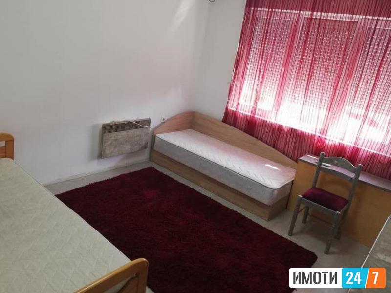 Се издава трособен стан 65м2до Универзална