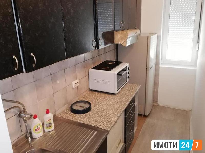 Се издава трособен стан 65м2до Универзална