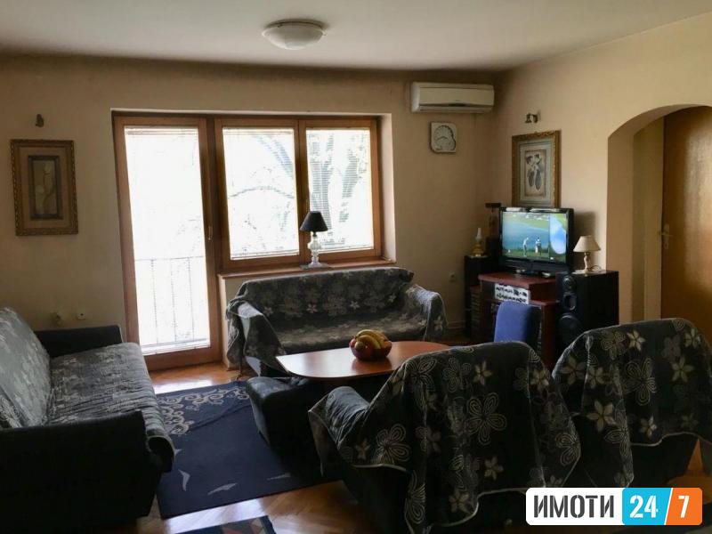 Се продава трособен стан 83м2Мичурин