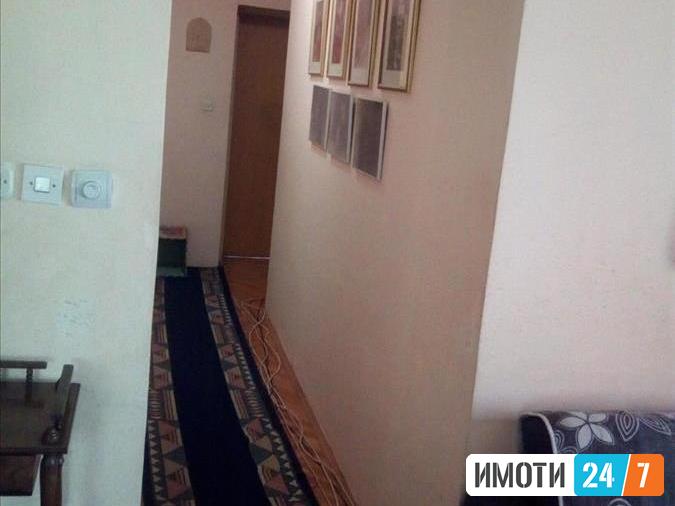 Се продава трособен стан 83м2Мичурин