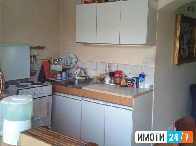 Се продава трособен стан 83м2Мичурин