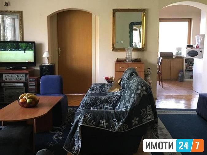 Се продава трособен стан 83м2Мичурин