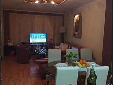 Се продава трособен стан 61м2Хром