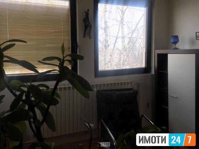 Се продава трособен стан 80м2Хром