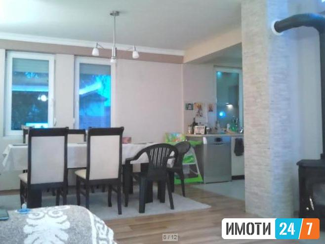 Се продава 3-катна куќа 305м2Визбегово