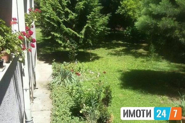 Се продава трособен стан 55м2Карпош со двор