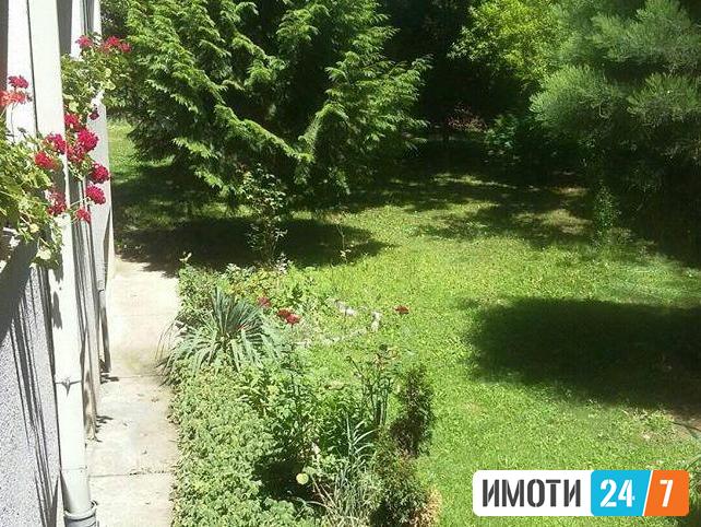 Се продава трособен стан 55м2Карпош со двор