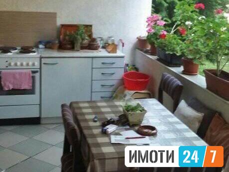 Се продава трособен стан 55м2Карпош со двор