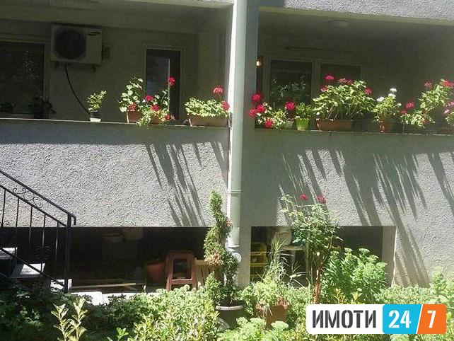 Се продава трособен стан 55м2Карпош со двор