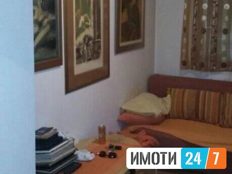 Се продава трособен стан 55м2Карпош со двор