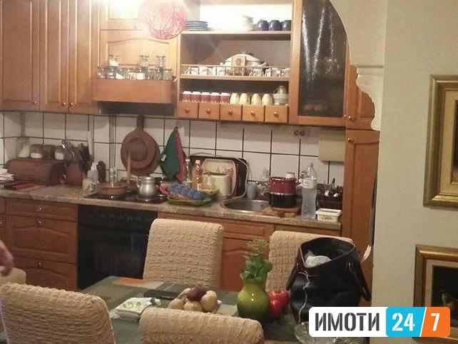 Се продава трособен стан 55м2Карпош со двор