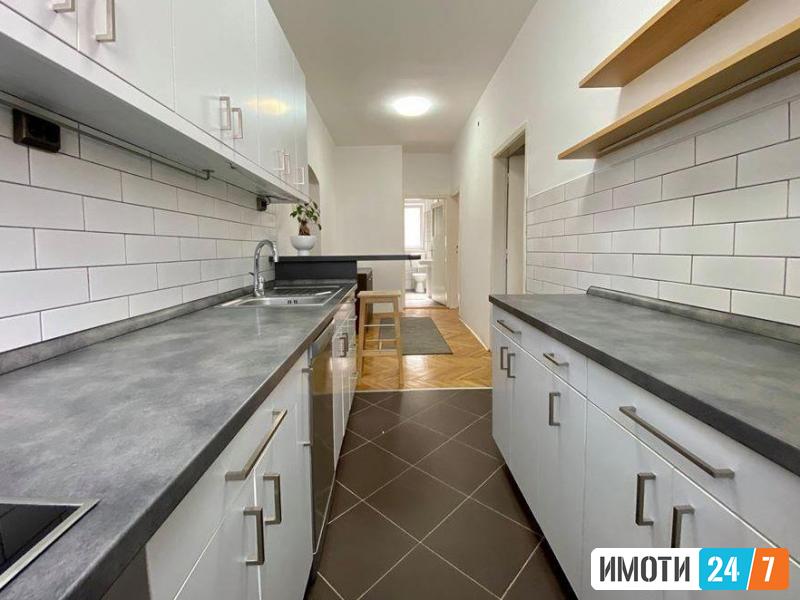Се продава трособен стан 75м2Бит Пазар